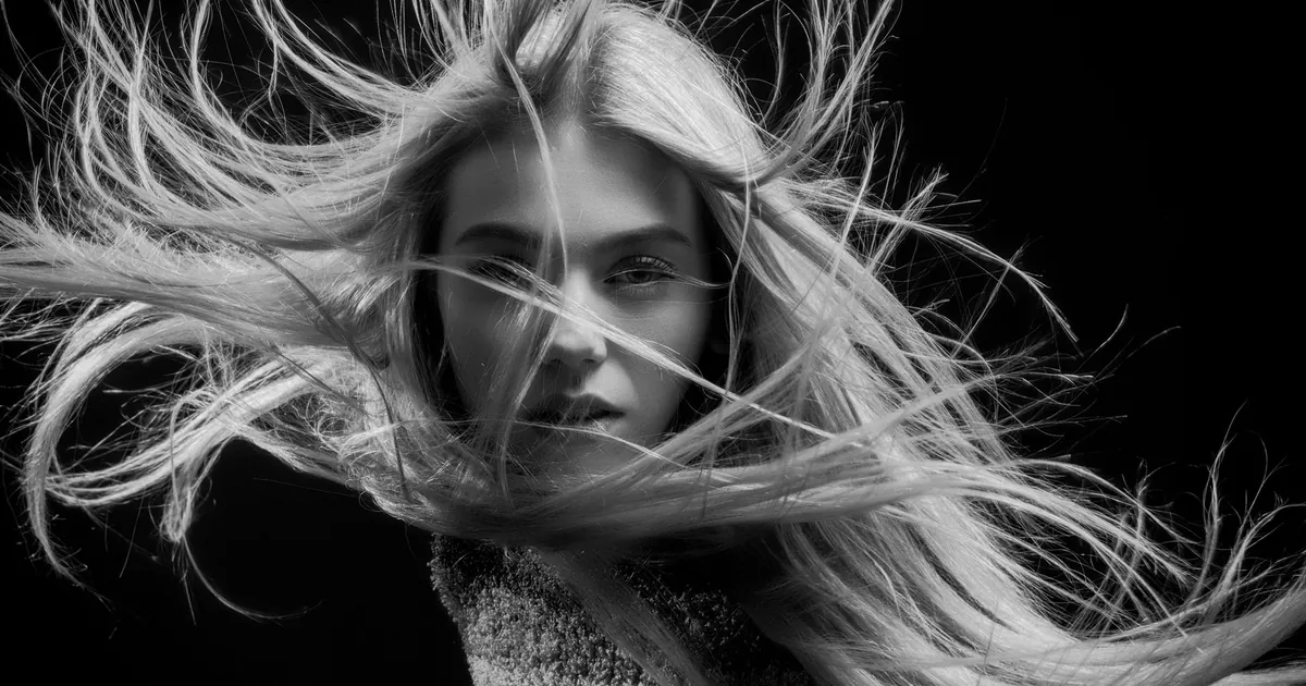 Portrait noir et blanc d'une femme aux cheveux fluides, style artistique