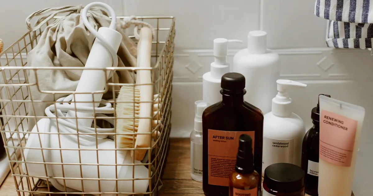 Produits de salle de bain et accessoires en bois, cosmétiques et sèche-cheveux.