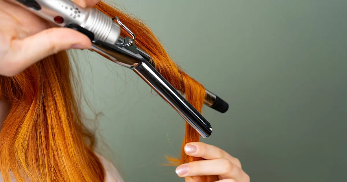 Cheveux roux bouclés au fer, gros plan sur de belles boucles.