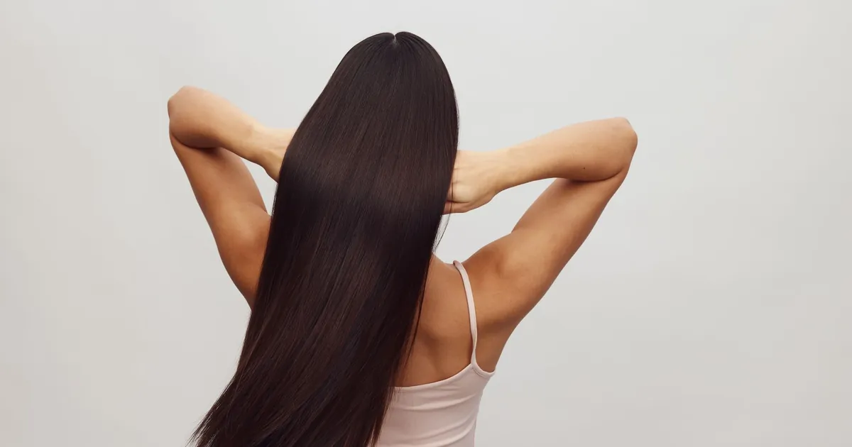 Femme asiatique aux longs cheveux lisses vue de dos, beauté capillaire.