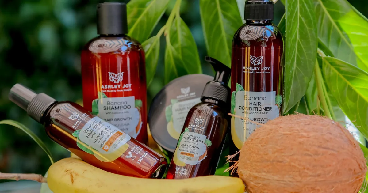 Flacons de shampoing et après-shampoing naturels avec banane et noix de coco pour un soin bio