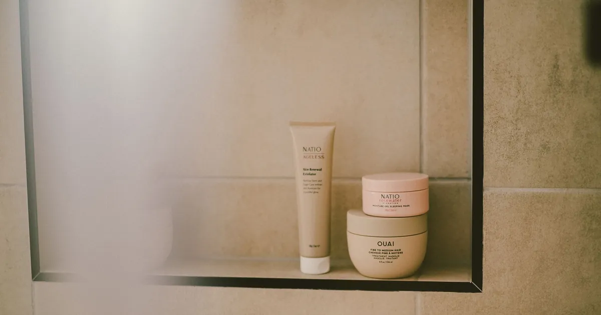 Étagère de salle de bain minimaliste avec produits de soin et de beauté