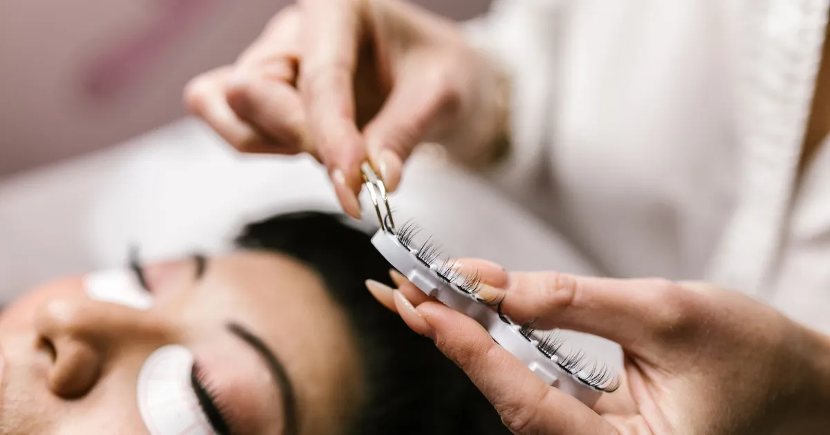 Pose d'extensions de cils en institut, vue rapprochée