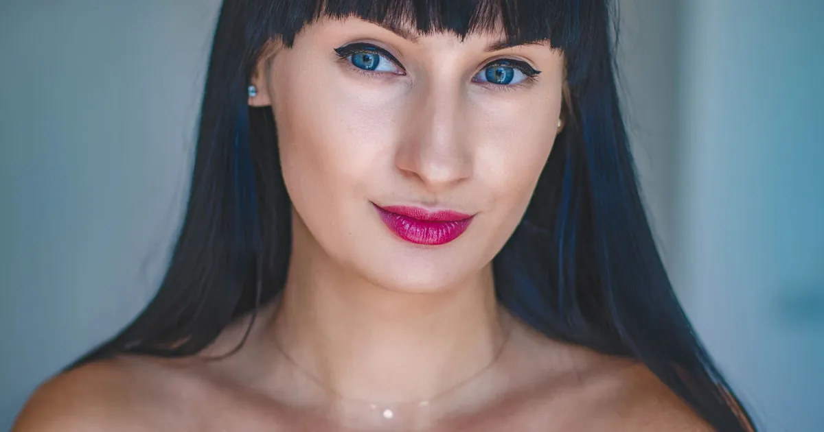 Portrait d'une femme aux yeux bleus et rouge à lèvres marqué