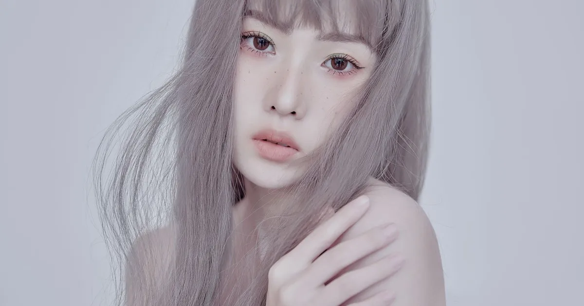 Femme élégante aux cheveux gris, expression douce